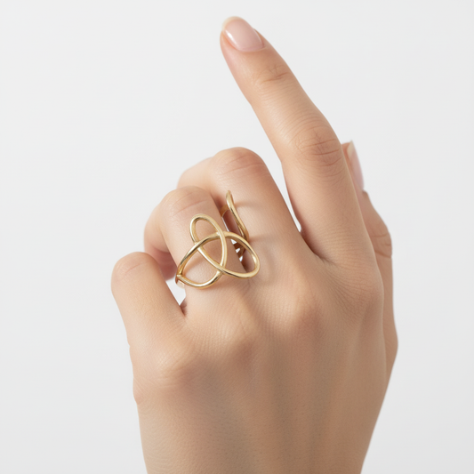 Bague fusion sur doigt fond blanc