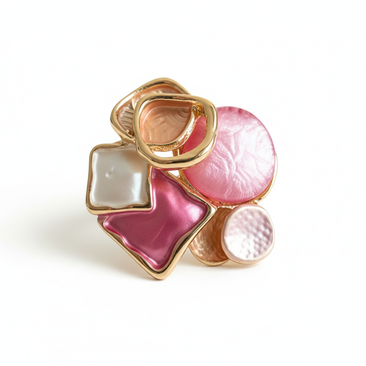 Bague Géode gros plan sur fond blanc