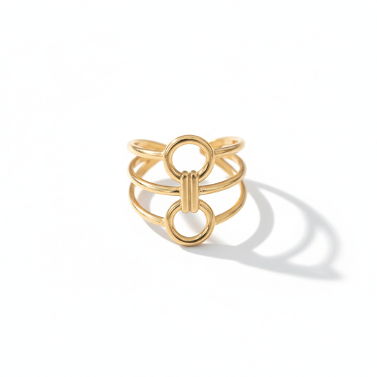 Bague Géométrique Dorée troisième vue sur fond blanc