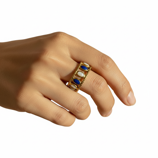 Bague Giorgia portée sur fond blanc