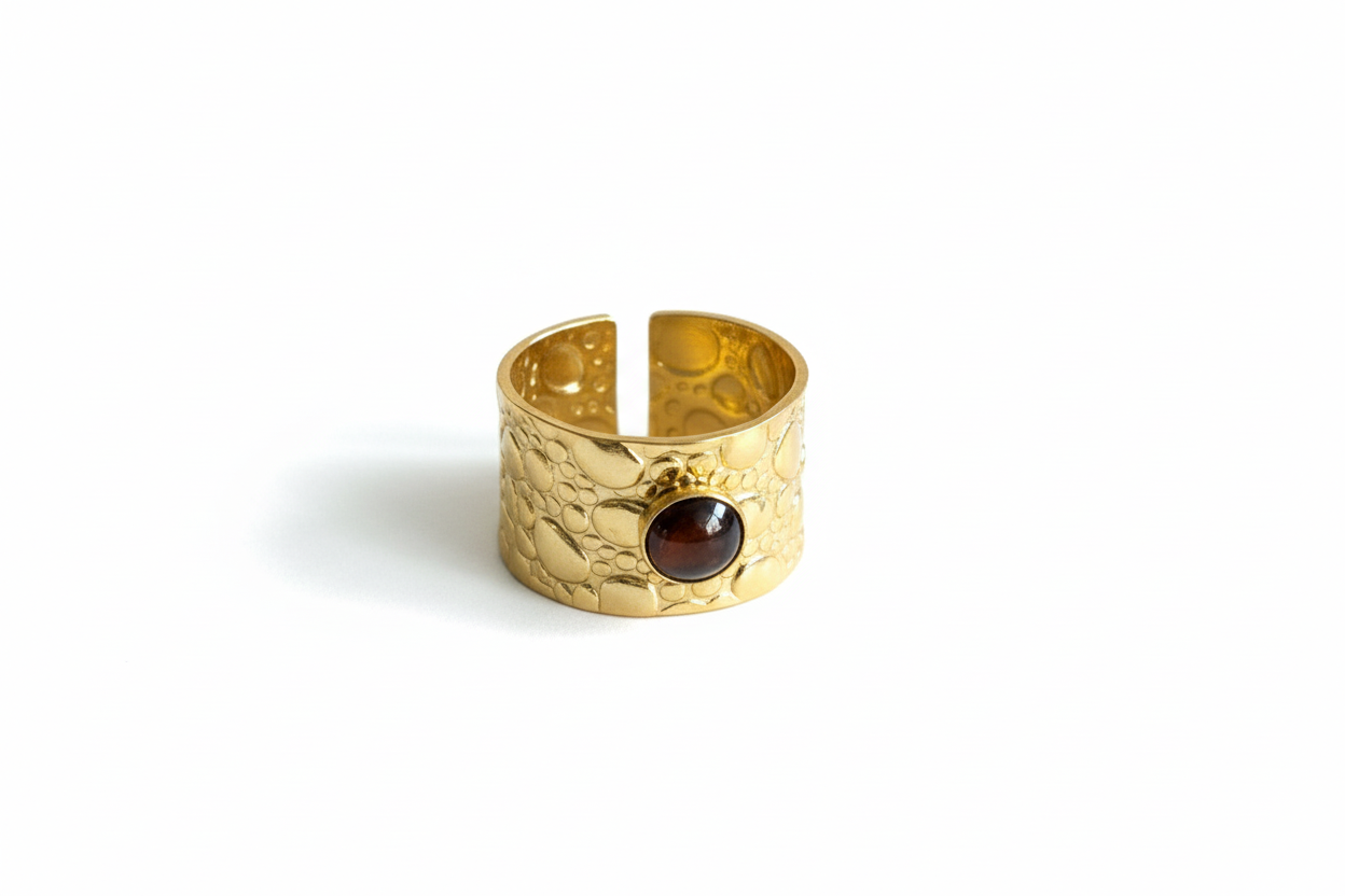 Bague grenat marron martelée sur fond blanc vue 1