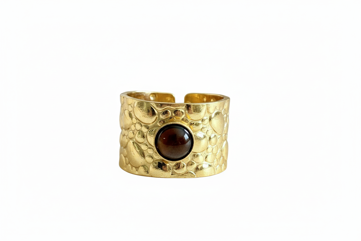 Bague grenat marron martelée sur fond blanc vue 2