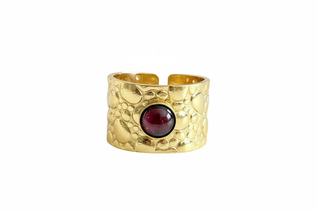 Bague grenat martelée or sur fond blanc vue 2