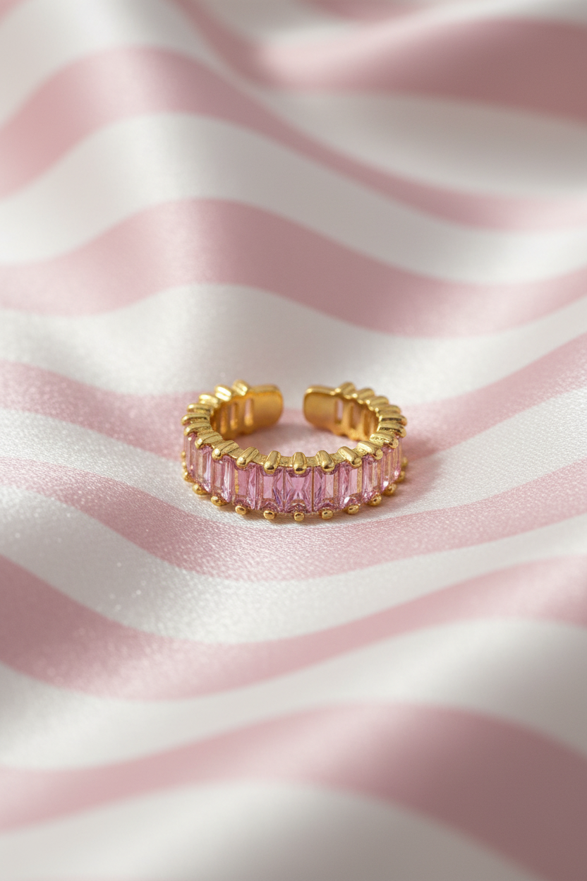 Bague jonc baguettes roses dorée vue de face sur rayures rose poudre et crème satiné