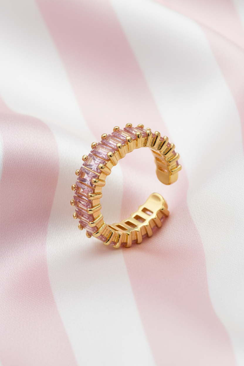 Bague jonc baguettes roses dorée vue en angle sur rayures rose poudre et crème satiné