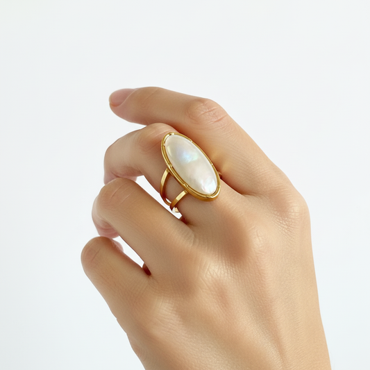 Bague Lilya portée - détail nacré