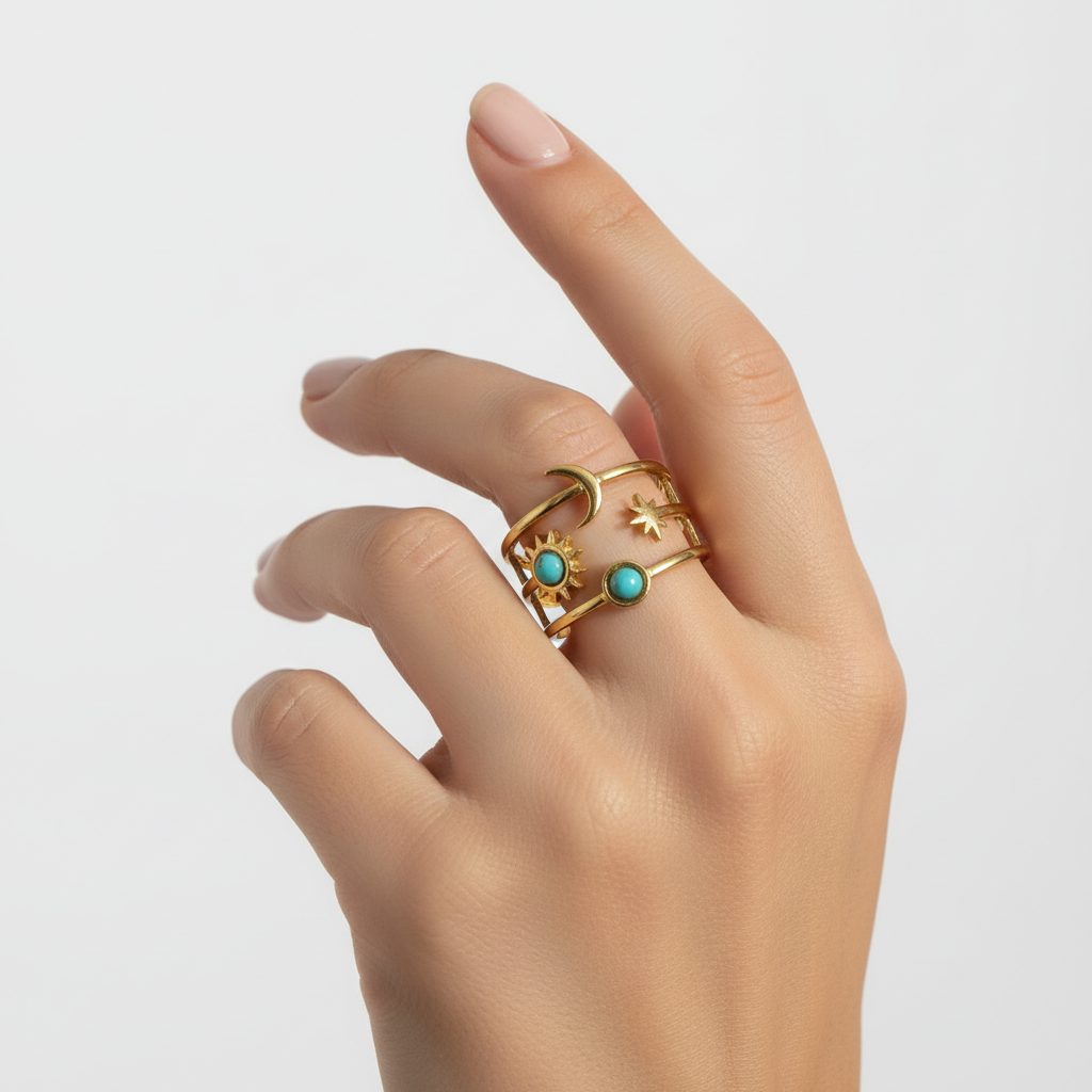 Bague Lune étoilée portée sur fond blanc