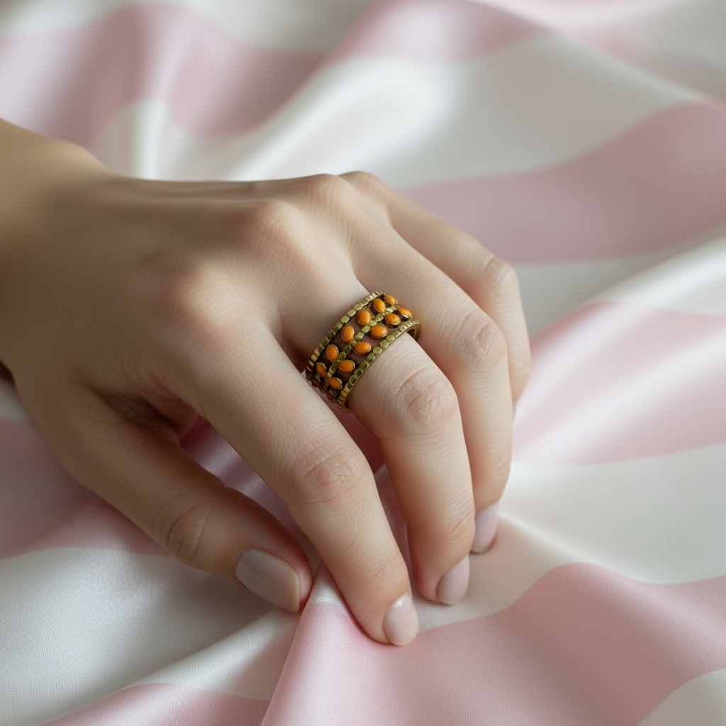 Bague émail orange – main rayures