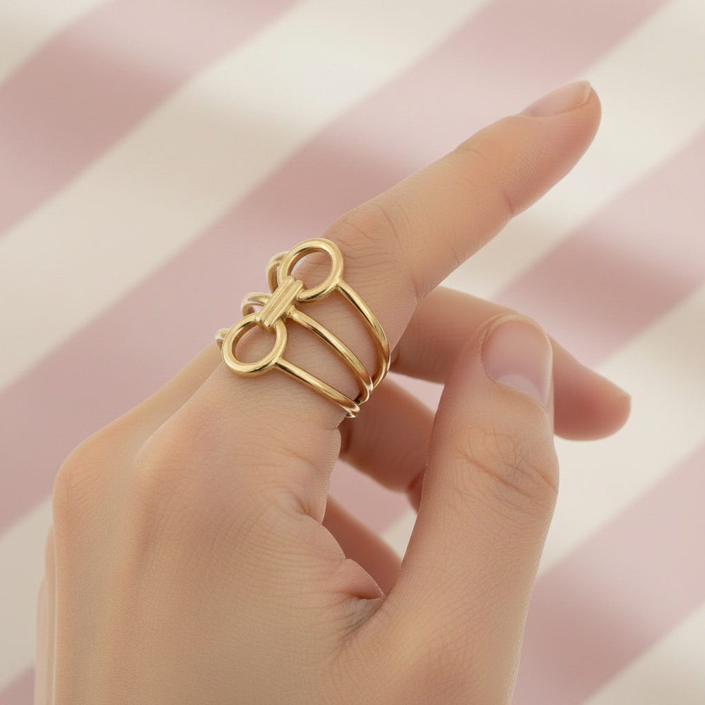 Bague main pointant - fond rayé rose crème