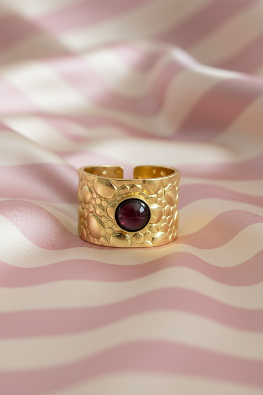 Bague manchette dorée grenat rouge sur rayures rose poudre et crème satiné