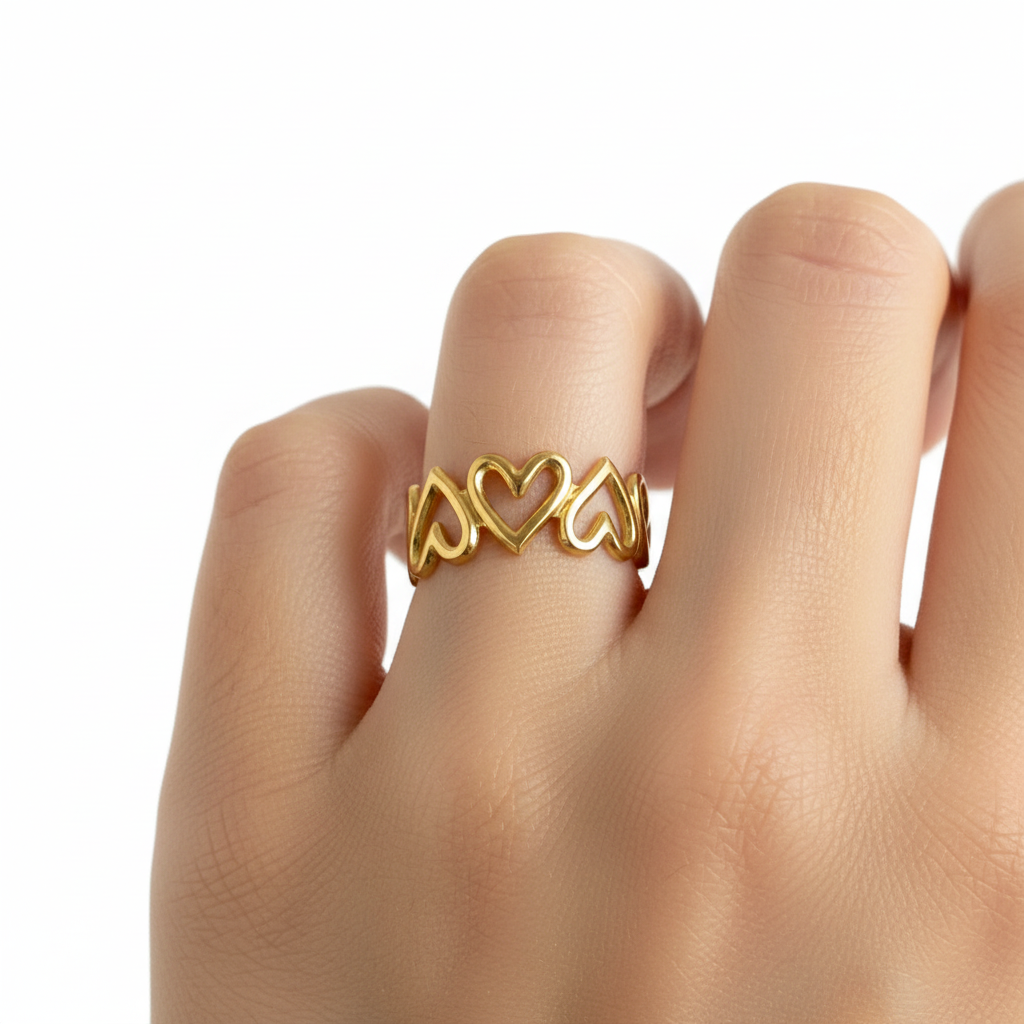 Bague mini cœur portée sur fond blanc