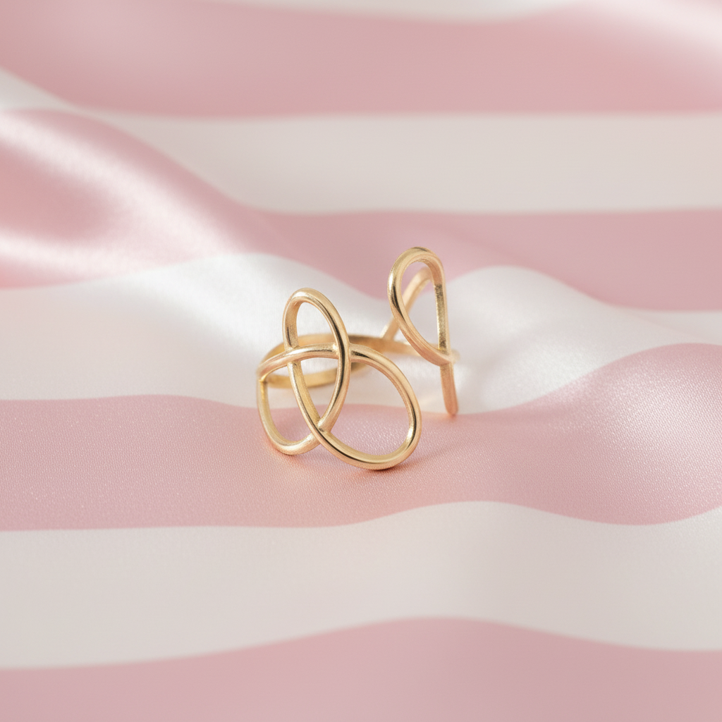 Bague nœud doré – fond rayures uniquement