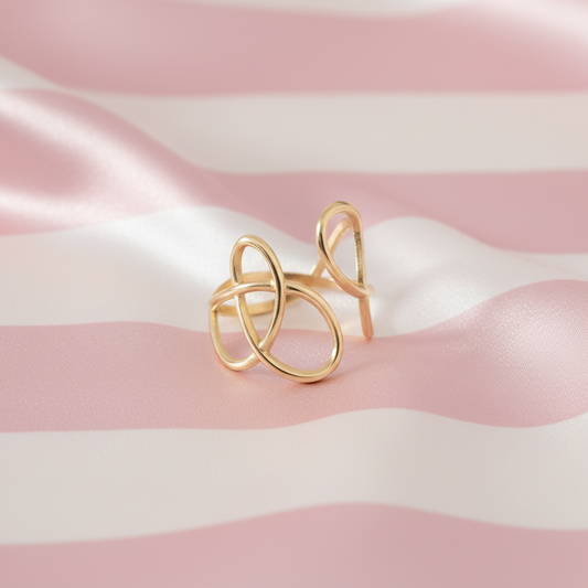 Bague nœud doré – fond rayures uniquement