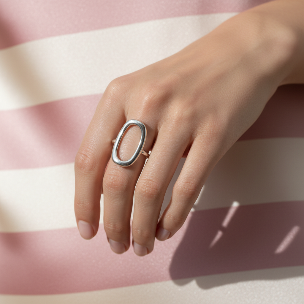 Bague ovale argent – face main rayures