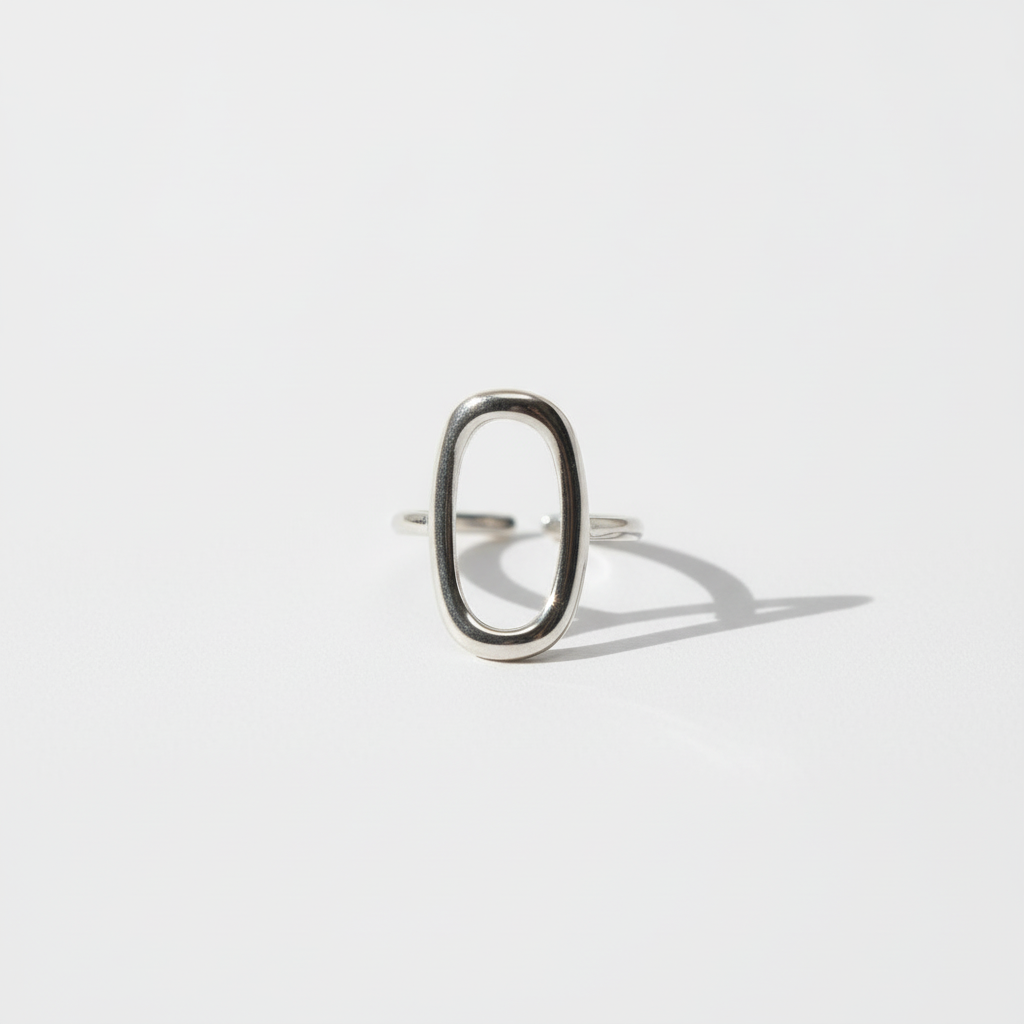 Bague ovale Silver sur fond blanc
