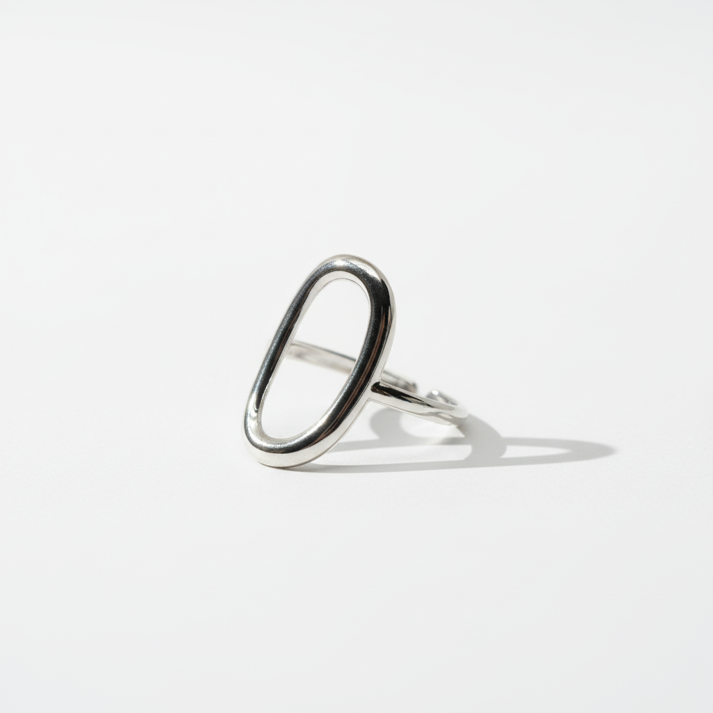 Bague ovale Silver vue latérale sur fond blanc