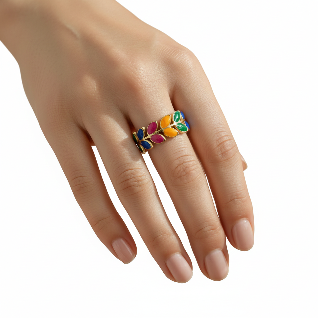 Bague pétales multicolores portée sur fond blanc