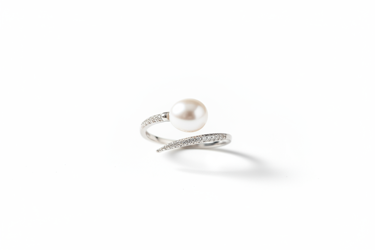 Bague perle et diamants sur fond blanc