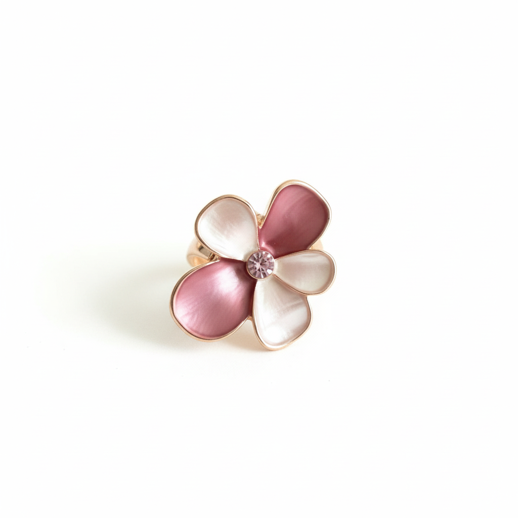 Bague pivoine vue en angle sur fond blanc