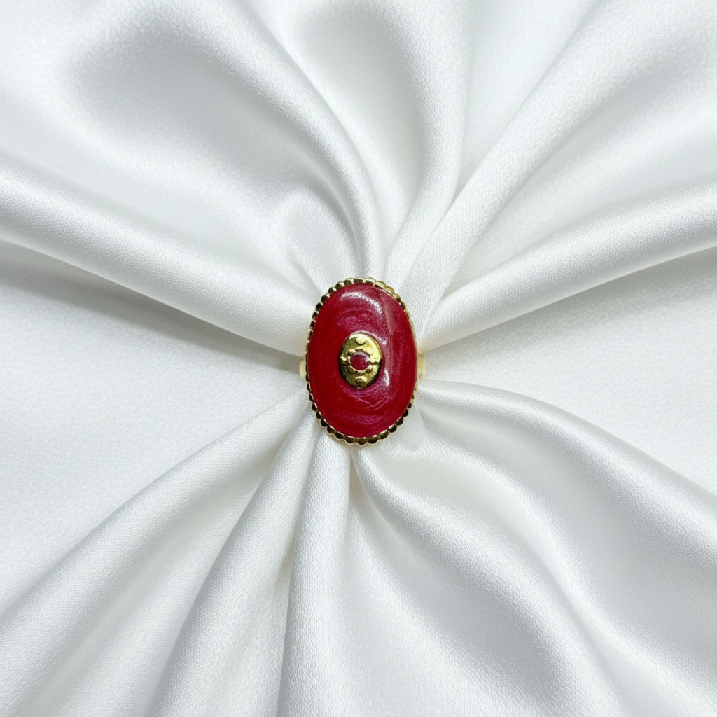 Bague rouge vue de dessus sur satin blanc