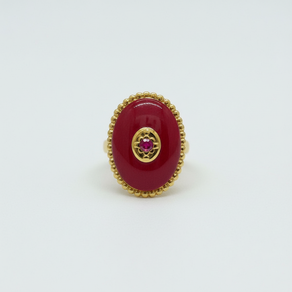 Bague rouge vue de face sur fond blanc