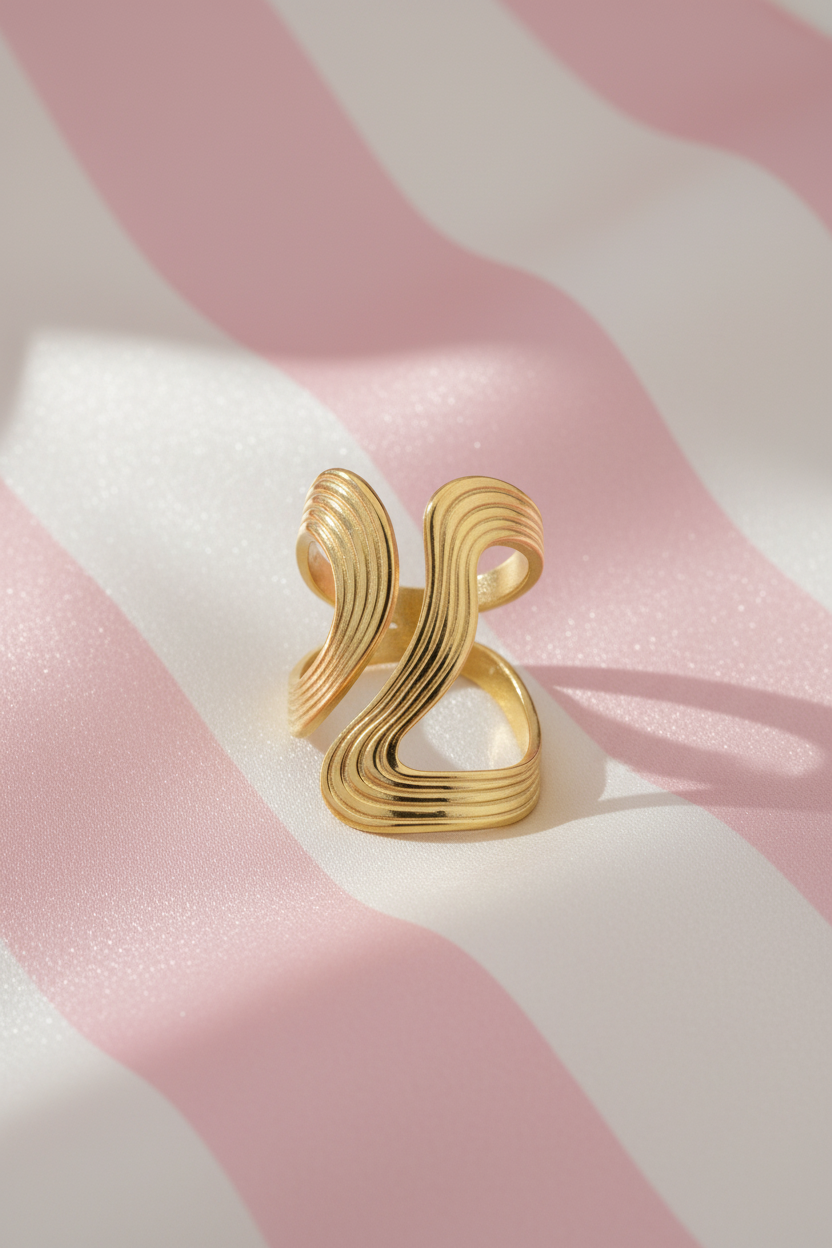 Bague sculptée vagues dorée face sur rayures rose poudre et crème satiné