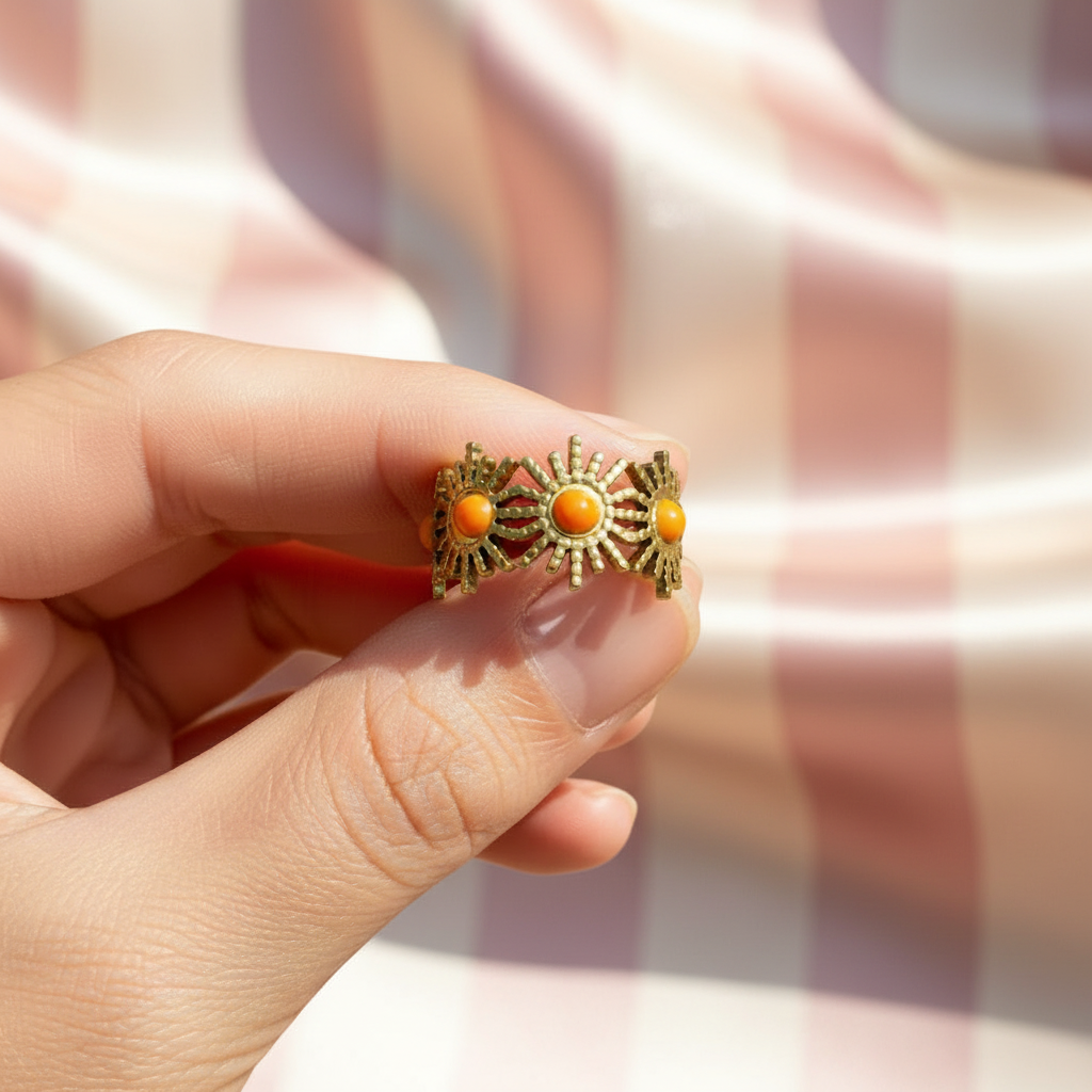 Bague soleil corail – main rayures