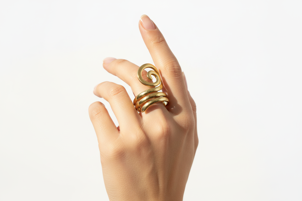 Bague Spirale d'or portée sur doigt