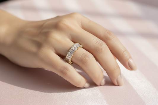 Bague éternité cristaux - main