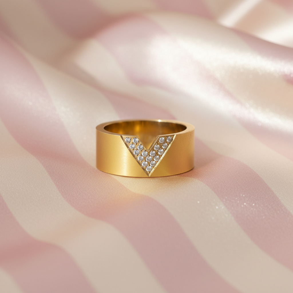 Bague V diamants - fond rayé rose satiné 1