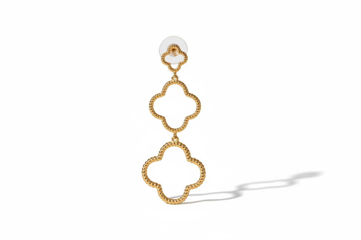 Boucle d'oreille pendante trèfle fond blanc debout