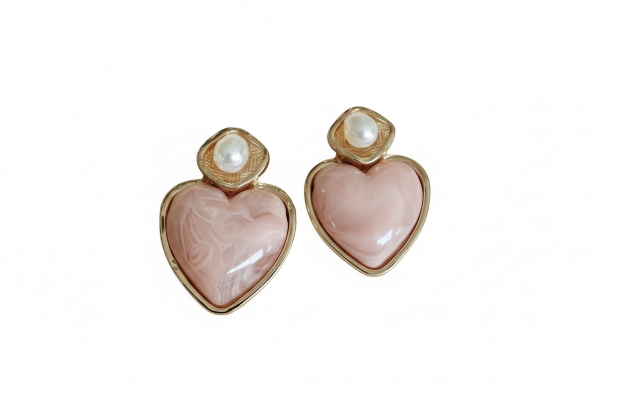 Boucles d'oreilles cœur rose fond blanc vue 1