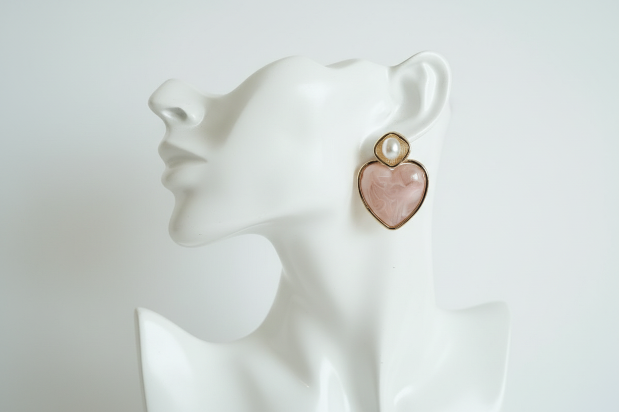 Boucles d'oreilles cœur rose sur buste vue 1