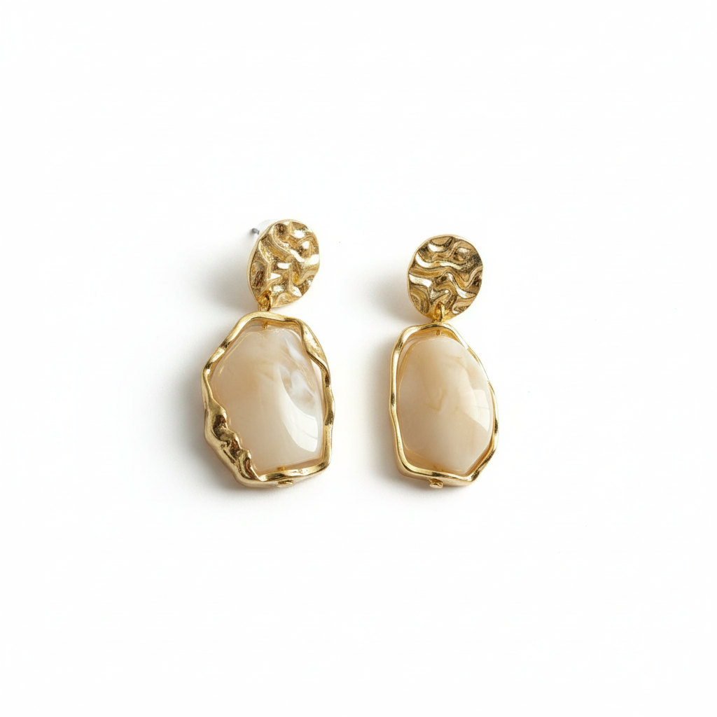 Boucles d'oreilles champagne sur fond blanc
