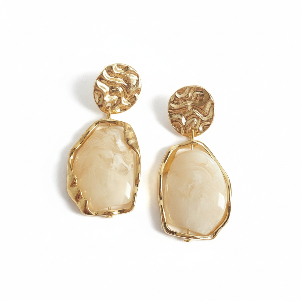 Boucles d'oreilles champagne sur fond blanc