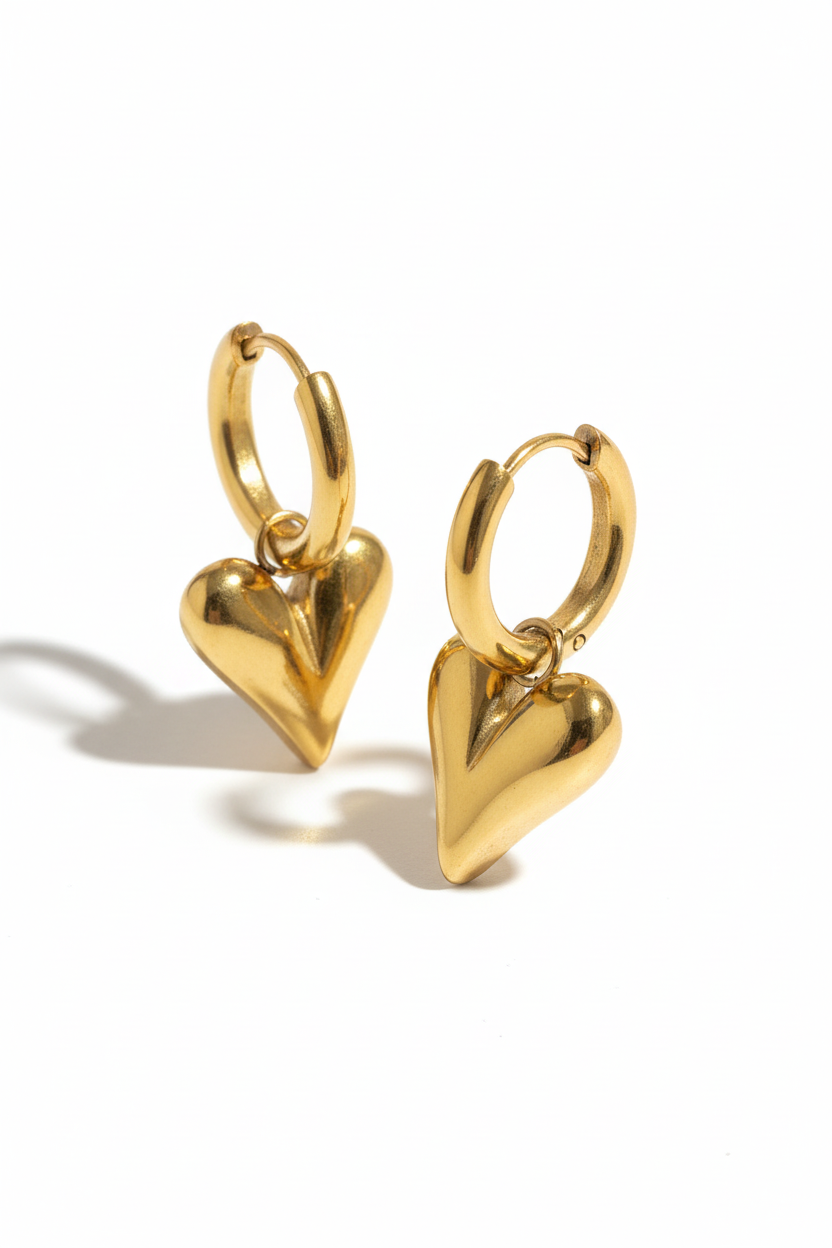 Boucles d'oreilles créoles cœur détail fond blanc