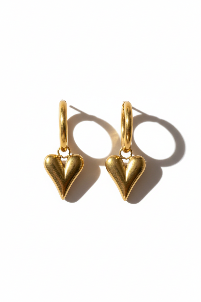 Boucles d'oreilles créoles cœur frontale fond blanc
