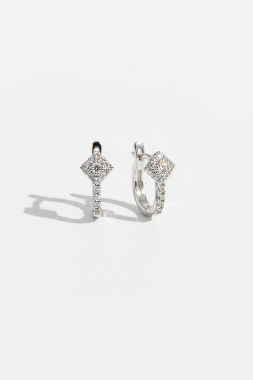 Boucles d'oreilles créoles cristaux ensemble fond blanc