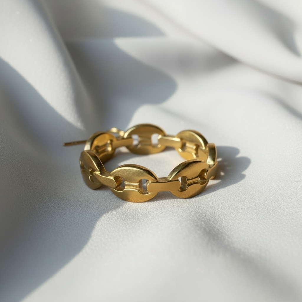 Boucles d'oreilles créoles graine d'or - gros plan