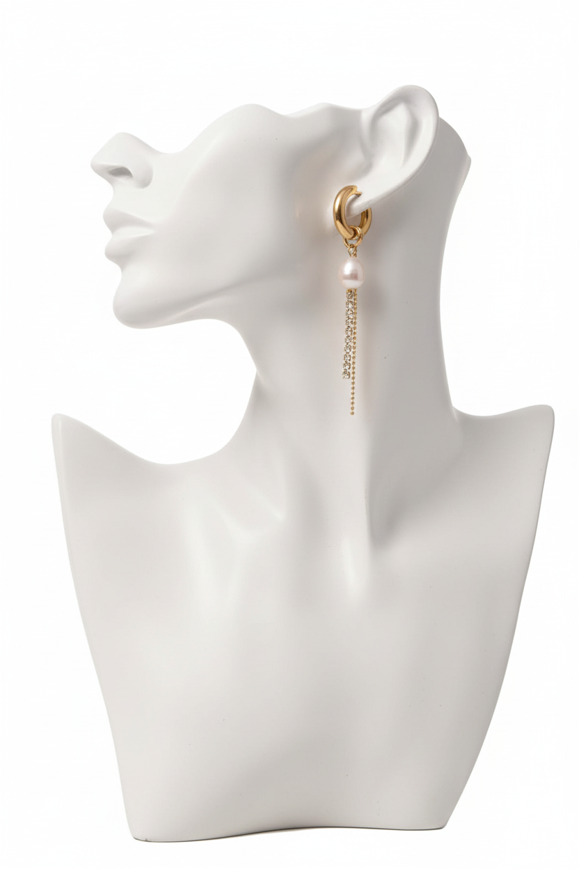 Boucles d'oreilles créoles sur oreille fond blanc
