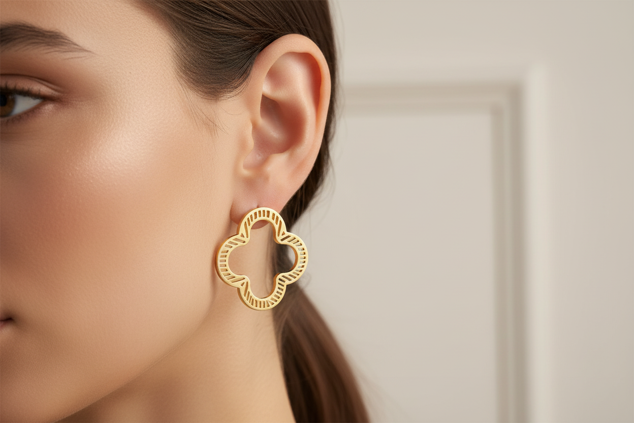Boucles d'oreilles créoles texturées portées