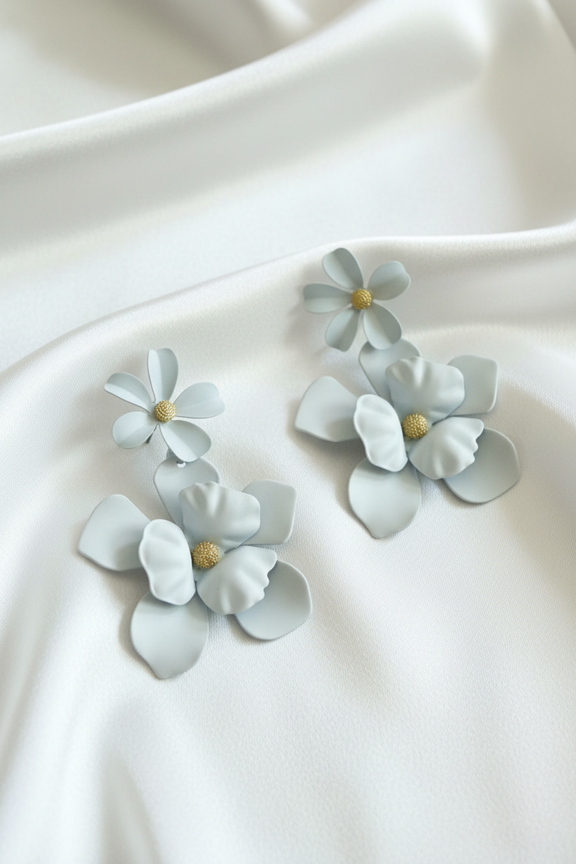 Boucles d'oreilles fleurs blanches sur fond de soie blanc