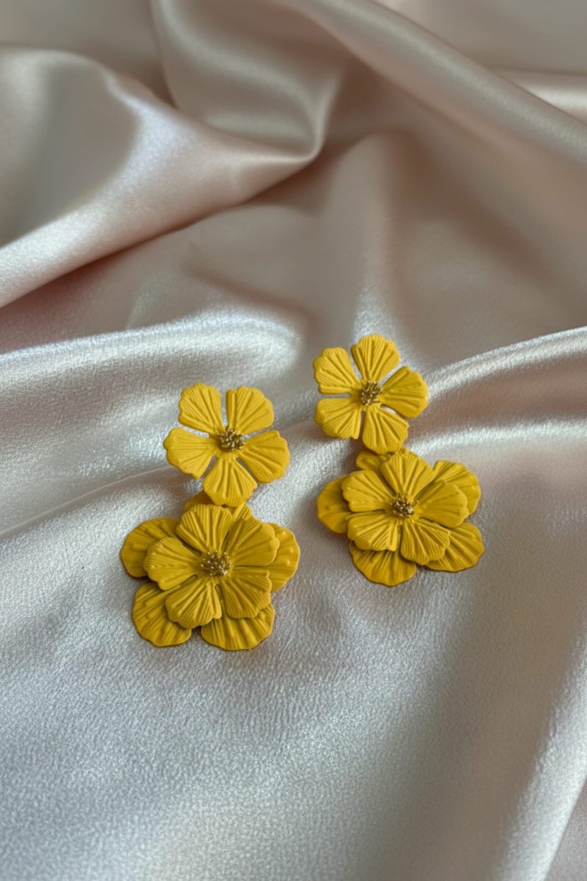 Boucles d'oreilles fleurs jaunes – fond blanc satiné