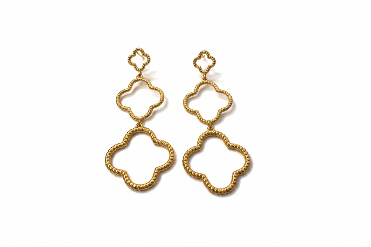 Boucles d'oreilles pendantes trèfle fond blanc surface
