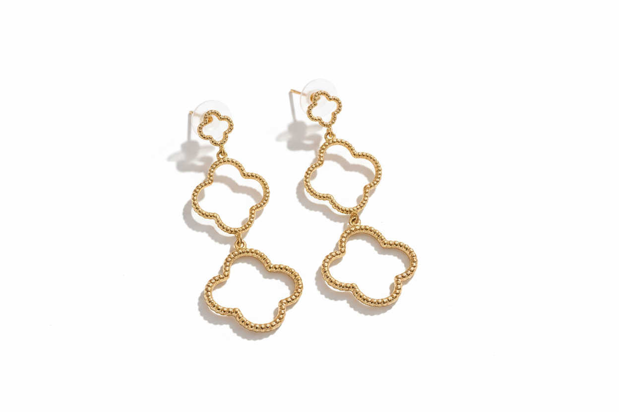 Boucles d'oreilles pendantes trèfle fond blanc