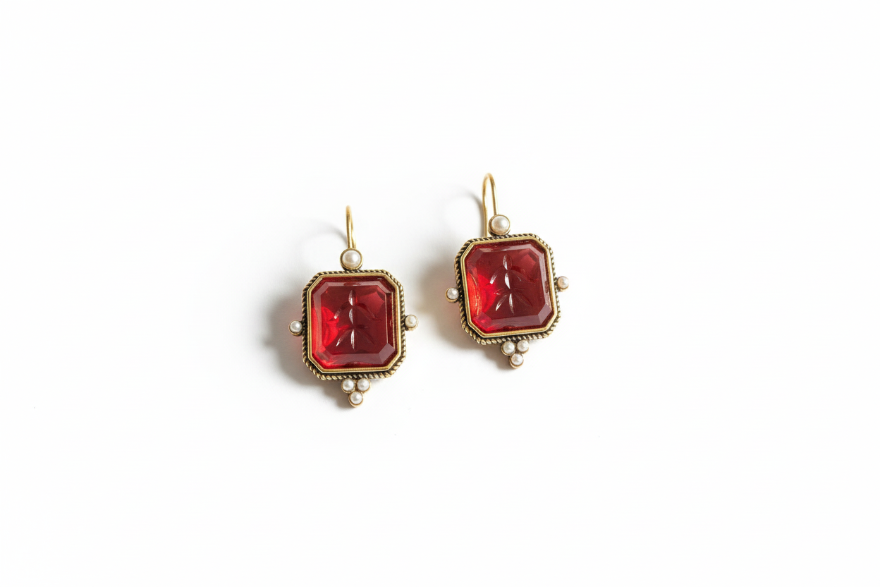 Boucles d'oreilles rouges sur fond blanc vue 2