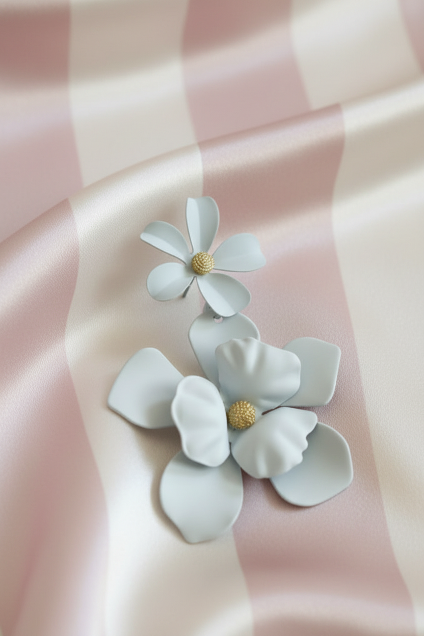 Boucles fleurs bleu ciel - vue rapprochée