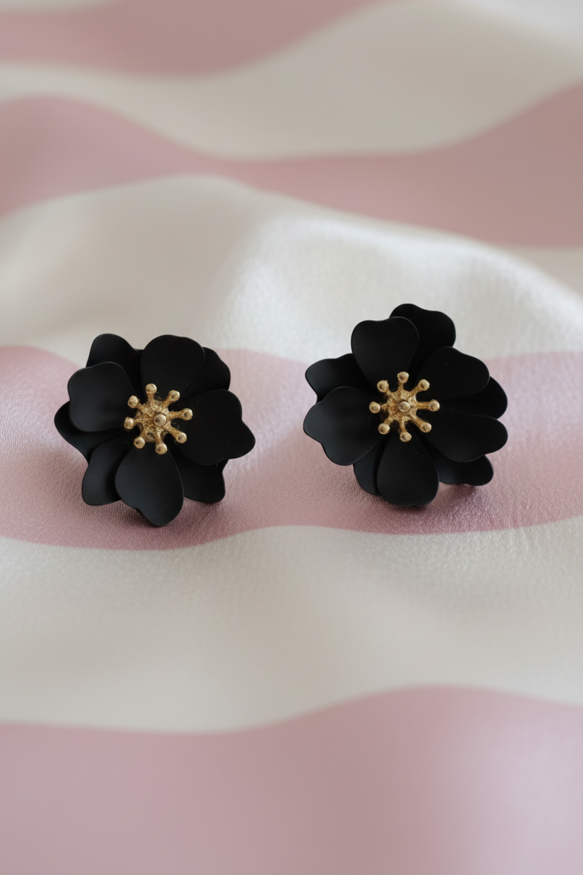 Boucles fleurs noires - vue rapprochée