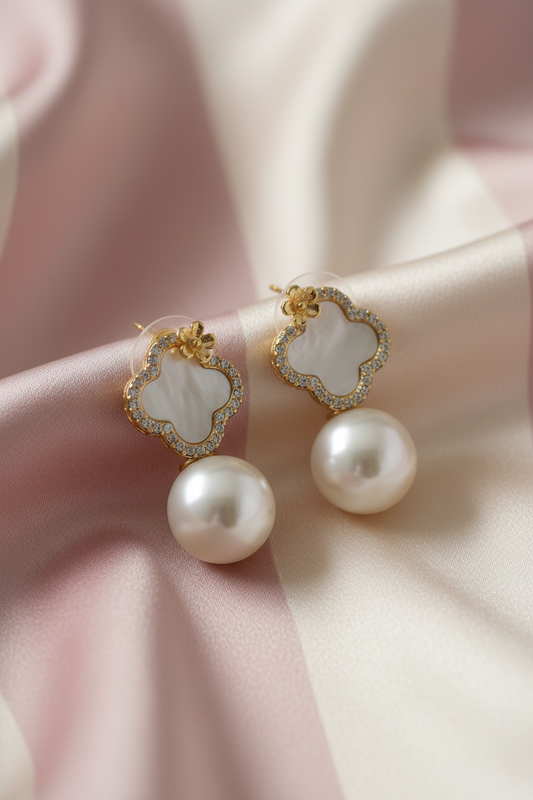 Boucles trèfle nacre perle - vue surélevée