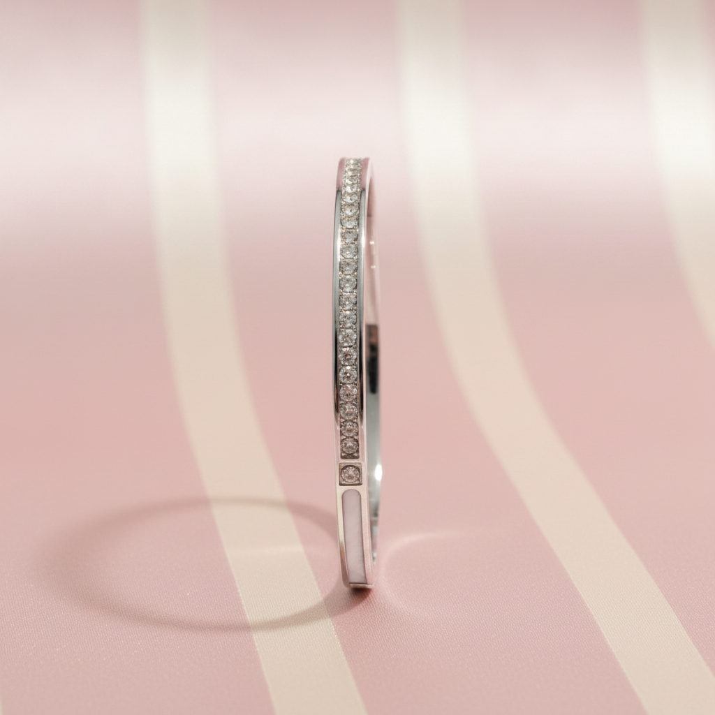 Bracelet argenté nacre debout - fond rose poudre
